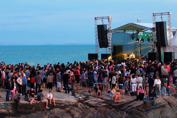Palco na Praia da Tartaruga em Rio das Ostras